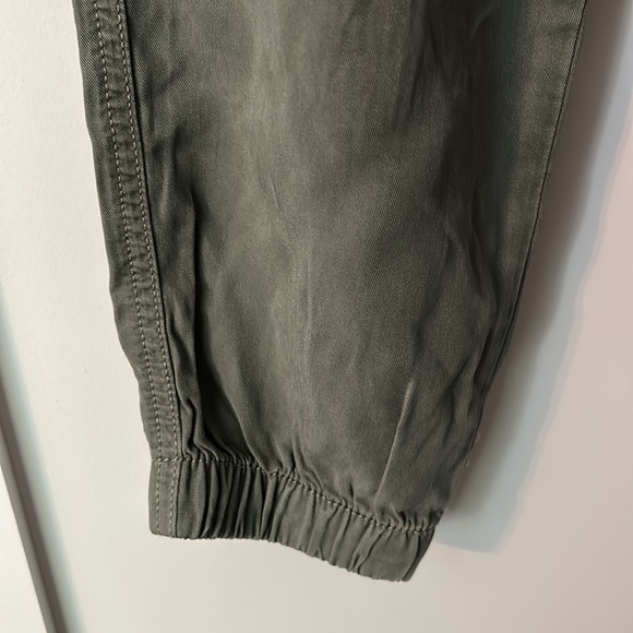 American Eagle Cargo Jogger Pants!
Size XS Short! NWT! - Picture 4 of 6